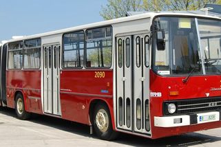 Autobusy Ikarus ovládly naše města a staly se jedním ze symbolů normalizace - Médium.cz