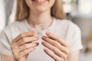 Skřípání zubů může nenávratně zničit chrup i za pár měsíců. Co pomůže více než chránič?
