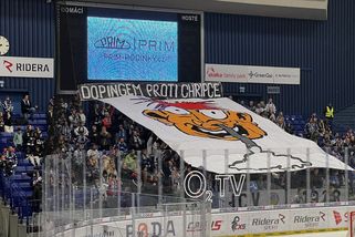 Feťáci! Křičeli fandové Vítkovic a házeli na hokejisty Hradce psaníčka - Sport.cz