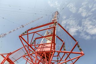 Stát bourá stožáry, které mohou sloužit jako vojenská navigace
