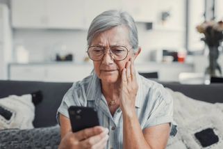 Kredit na mobilu nestačí. Lidé mohou přijít o číslo, když dlouho nedobijí kartu