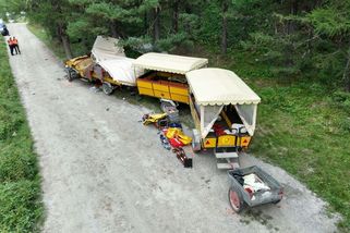 Seniorka zemřela a 12 lidí se zranilo při nehodě koňského povozu ve švýcarských Alpách - Novinky