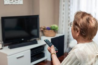 Důchodci budou platit déle, než se čekalo: Konec poplatků za Českou televizi se odsouvá