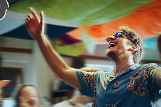 PREMIÉRA: I Jaromír Jágr se dal do tance. Vojtěch Dyk v novém singlu spolehlivě rozhýbe | Headliner