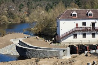 Bezbariérové schodiště pro ryby. Na Otavě u Heringova mlýna vzniká nový jez s rybím přechodem