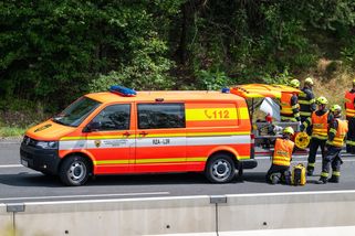 Po nehodě na dálnici D52 vyprošťovali hasiči pět lidí. Dvě ženy na místě zemřely