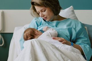 Jsou dnešní matky „rozežrané“? Respekt a bezpečí není luxus: Jak se rodilo dřív a dnes - Proženy.cz