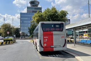 Linka AE na letiště začíná jezdit častěji a nonstop. Trolejbusem se tam však dostanete levněji, radí PID