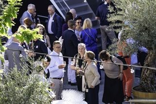 sinmed.cz/aktuality/oslava-na-lodi-namestek-uvn-po-boku-byznysmenu-i-klicovych-postav-zeme-759.html?utm_source=www.seznam.cz&utm_medium=seznam_distribuce&utm_campaign=lide