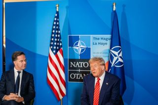 Ze summitu NATO si Trump odvezl, co chtěl. Závislost Evropy na USA roste