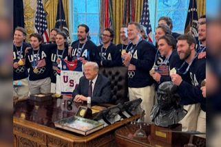 Američtí hokejisté půjčili Trumpovi medaili, hned si ji chtěl nechat - Sport.cz