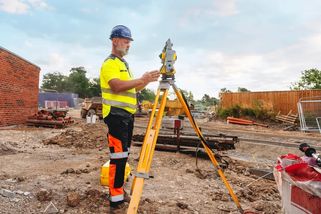 Dříve se pozemky vyměřovaly „od oka“ a dnes se sousedé přou o metry kolem plotu v hodnotě stovek tisíc