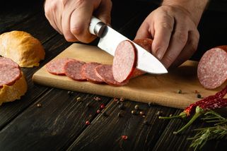 Nejhorší salám z českých supermarketů. Češi ho dávají dětem do svačiny a netuší, co v něm je