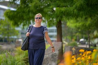 Návrhářka varuje české seniorky: přestaňte hned nosit tohle oblečení. Je už 20 let z módy a zbytečně vypadáte starší