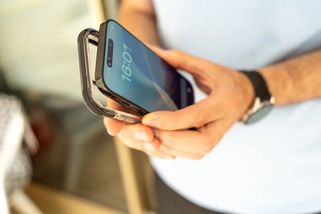 Prodejci varují před kryty na mobil z Číny. Telefon může ležet na stole a přitom vás skrytě nahrávat