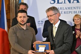 Dveře máte vždy otevřené. Senátoři předali Zelenskému klíč od horní komory - Novinky
