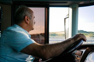 Lékařské prohlídky pro řidiče od 70 let budí emoce. Lidem vadí hlavně vysoké poplatky