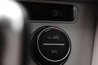 Klimatizace v elektromobilu o dojezd neokrádá, ale řidič