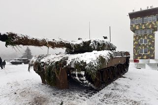 Tanky Leopard budou, ubezpečovala Černochová nevěřící poslance - Novinky