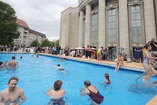 Vstup jen pro černochy, vyhlásilo berlínské koupaliště. Nyní čelí vlně ostrých výhrůžek
