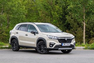 Suzuki S-Cross je příjemně analogové auto, které se hezky řídí, má slušný kufr, čtyřkolku a moc nežere - Garáž.cz