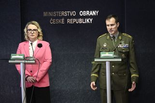 Černochová se střetla před poslanci s Řehkou. Mám pravomoc i nad vojínem, usadila ho
