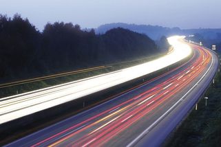 Náklaďáky se Rakouskem musí v noci ploužit maximálně 60 km/h. Řidiči z nudy usínají, zvažuje se zvýšení na 80