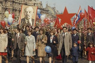 První máj za socialismu: Nevkusné průvody, limonáda v sáčku za 1 Kčs a propaganda všude kolem - Médium.cz