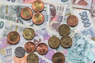 Kolik peněz v hotovosti smíte mít doma? Češi si často pletou dvě úplně odlišná pravidla