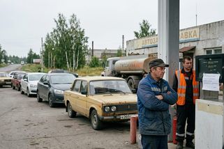 Rusko vrací na pumpy benzín z minulého století. Doslova