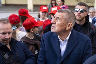 Měli by vám říkat, že máte volit mě, vtipkoval Babiš před školáky. Pro fotku si přišli i s učitelem - Novinky