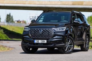 Diesel, čtyřkolka, poctivý rám a 3,5 tuny na kouli: Jednorožec mezi moderními SUV je teď v Česku k mání za akčních podmínek - Garáž.cz