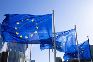 Z Bruselu do Štrasburku nedojedou na jeden zátah. Eurokomisaře štve, že musí nabíjet elektromobily