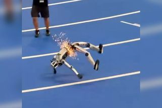 Virální neštěstí robotického atleta. Při sprintu se málem zlomil vejpůl, po nárazu z něj létaly jiskry