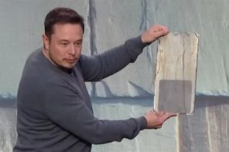 Tesla ruší solární tašky. Konec krásného snu, odteď už jen ošklivé černé panely
