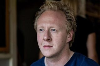 GLOSA: Zaostalý humor Štěpána Kozuba. Narostl mu hřebínek a ztratil lidskost