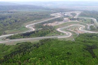Miliarda ročně za sen. Pojede se v Česku Formule 1? - Médium.cz