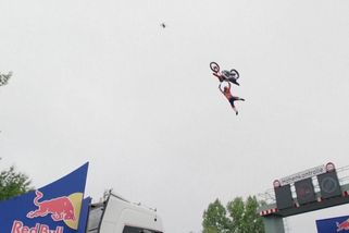 Extrémní kousek motokrosaře na německé dálnici. Z jedoucího kamionu přeskočil na druhý - Novinky