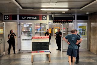 Mladý muž v Praze skočil pod metro, utrpěl vážná zranění - Novinky