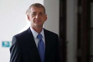 Poznatsvět | Bydlení miliardáře Romana Janouška: Obří bílá kostka zasazená do svahu Podolí budí kontroverze už 10 let