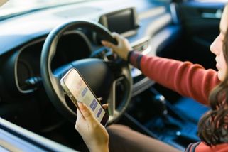 Telefon v ruce za jízdy vás stojí až 10 000 Kč a čtyři body. I když se díváte jen na navigaci
