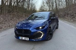 Hybridní Renault Clio je francouzský kapesní nůž, který má efektivní pohon o třídu většího auta