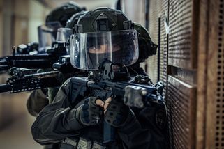 Nový krimi thriller dobývá Netflix: Někteří diváci ho označují za pětihvězdičkový seriál, druzí za mimořádnou nudu