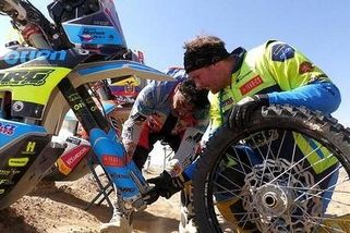Dakar 2022: Macík dojel na Dakaru čtvrtý. Michek dostal šílenou ránu, zachránili ho dobráci z Ekvádoru - Sport.cz