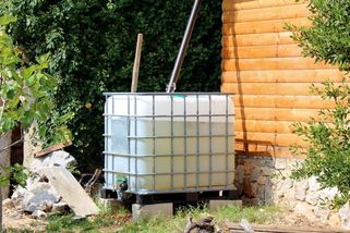 Za nádrž na dešťovou vodu bez povolení může hrozit pokuta. Staré pravidlo 50 kubíků už neplatí