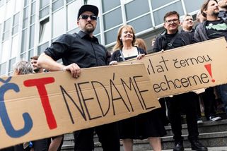 Obrazem: „ČT nedáme.“ Zaměstnanci televize a rozhlasu se oblékli do černé - Seznam Zprávy