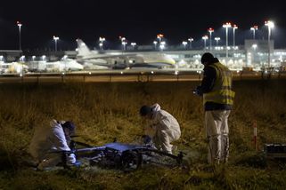 Případ dronu s výbušninou u Lipska se komplikuje. Vyšetřovatelé našli další stroj