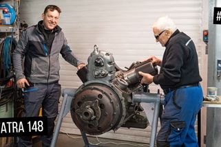Odborník skládá spalovací prostor motoru Tatry 148 | Renovace 13. díl | Dědkův druhý dech