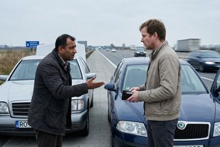Luxusní auto u dálnice a prosba o pomoc. Češi stále věří stejnému triku