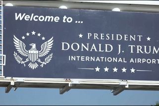 Na Floridě přejmenovali mezinárodní letiště po Trumpovi. Směšné, komentovali cestující - Novinky